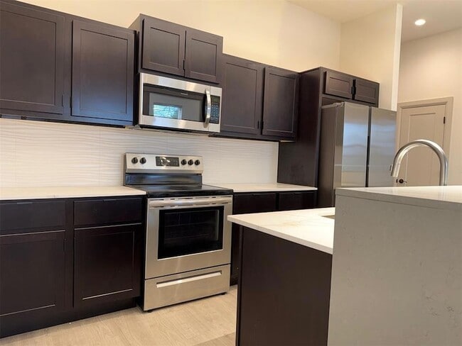 Building Photo - 575 S Fretz Ave