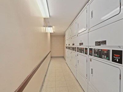 Building Photo - 806 W George St