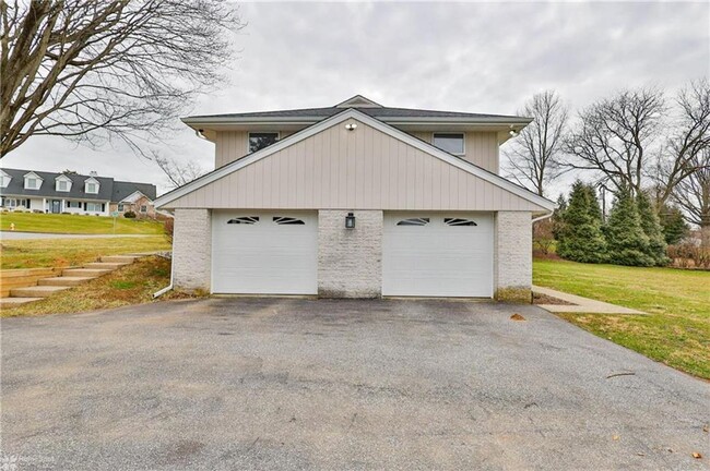 Building Photo - Newly Updated 4Br 2 1/2 Bath Home Availabl...