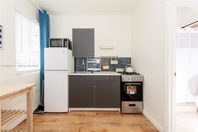 Building Photo - 709 NE 2nd Ct