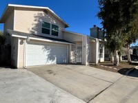 Building Photo - Beautiful 3 bedroom 2.5 bath spacious home...