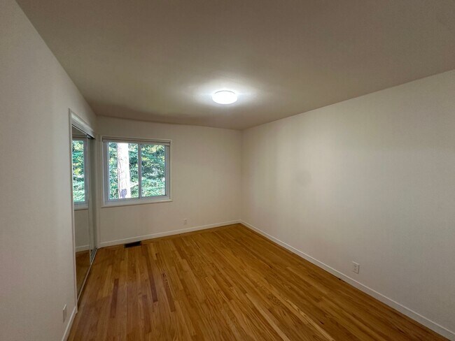 Building Photo - 189 (521-523 Belle)