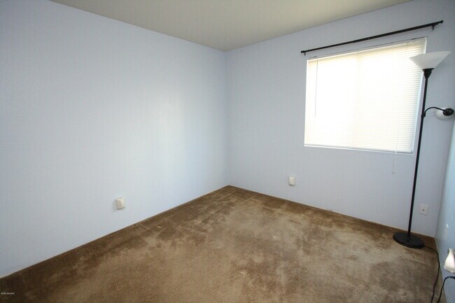 Building Photo - 2683 W Fanbrook Rd