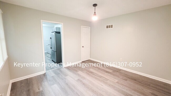Building Photo - 202 N Paul Dr