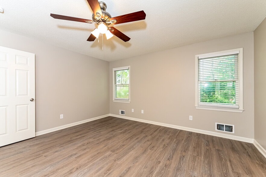 Building Photo - 430 Rosehill Dr