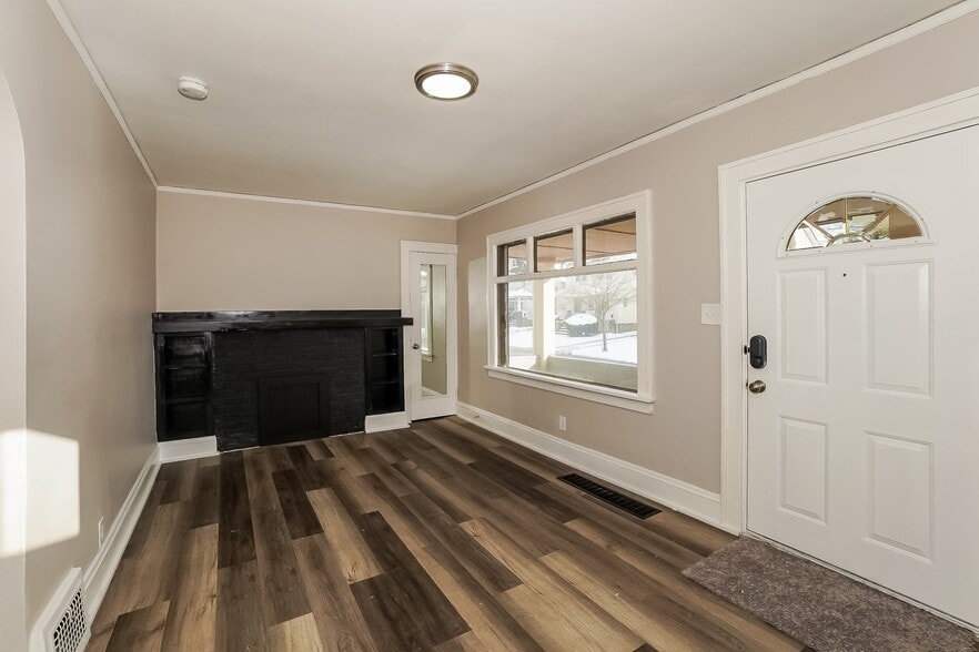 Building Photo - 13601 Edgewood Ave