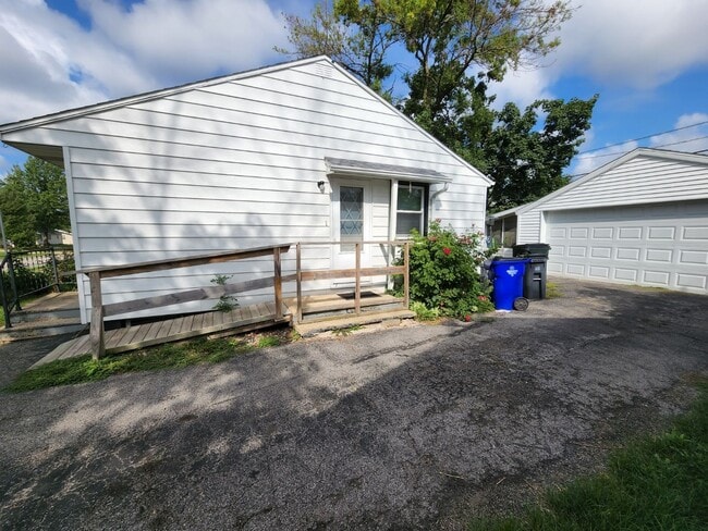 Building Photo - Great NE 3 bedroom 1.5 bath Near Center Po...
