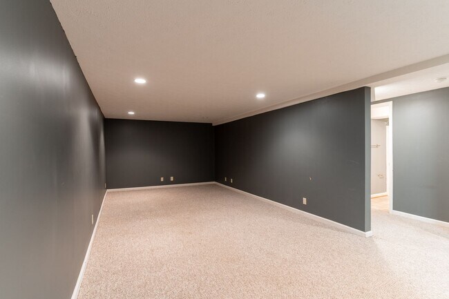 Building Photo - Welcome to this charming 3-bedroom, 2 full...