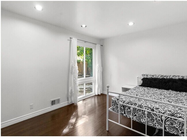 Building Photo - Olympus Cove Home Tucked In to the Benches! Near Park, Schools, Hiking and Skiing!