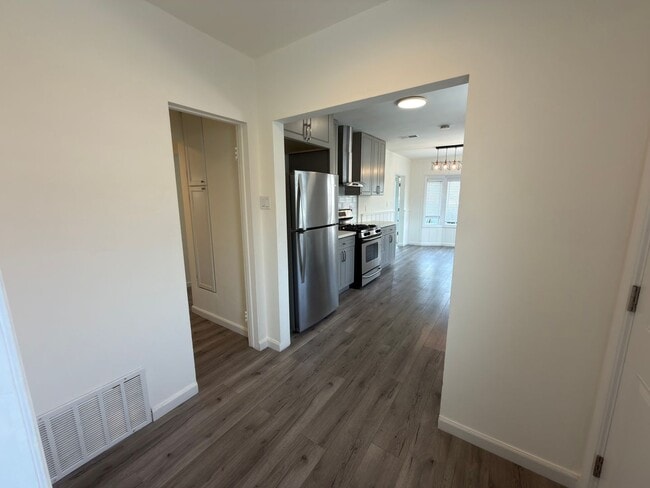 Building Photo - 1110 Mira Mar Ave