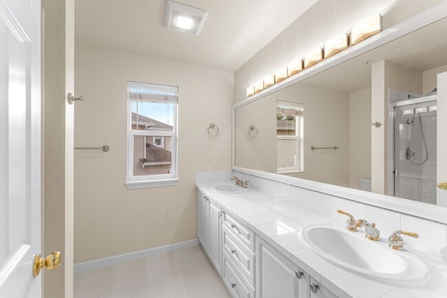 Building Photo - Spacious Townhome in Bellevue College Neig...