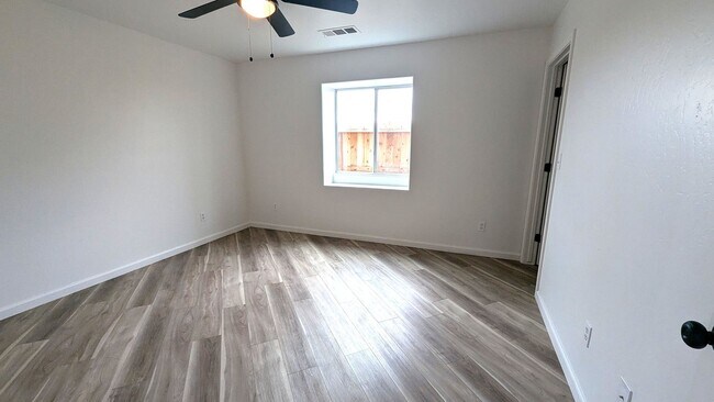 Building Photo - Beautiful 3 bedroom 2 Bath on Large Corner Lot