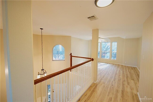 Building Photo - 27 Fern Ave W