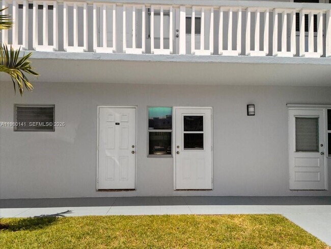 Building Photo - 2200 Park Ln