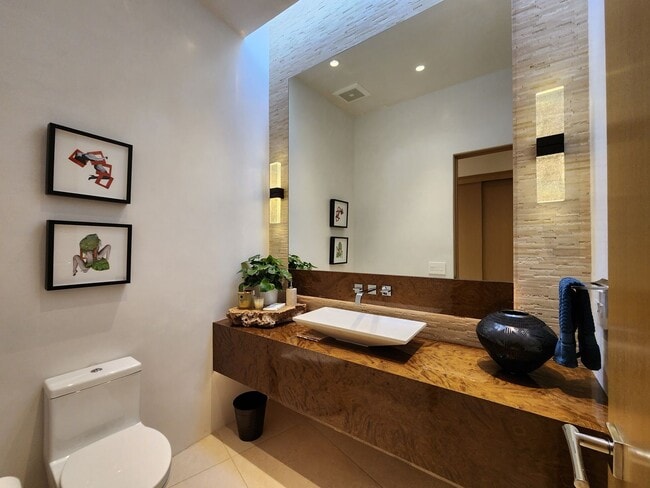 Building Photo - 36 Plz del Centro