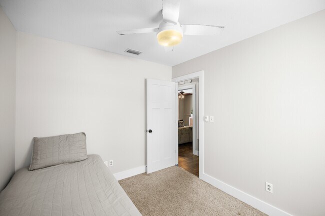 Building Photo - 419 Morningbird Ct