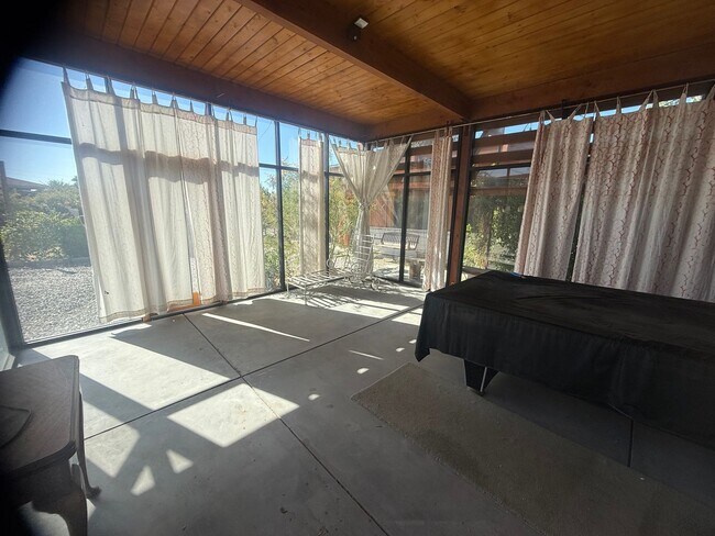 Building Photo - High Desert Retreat- 3 Bedrooms, 2 Bathroo...