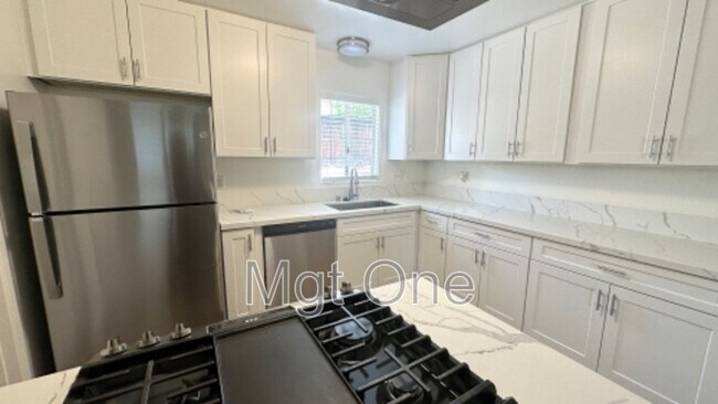 Building Photo - 425 Glenhill Dr