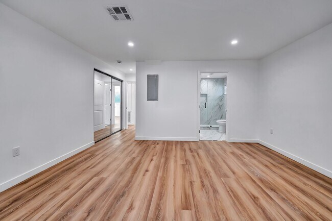 Building Photo - 11845 Hamlin St