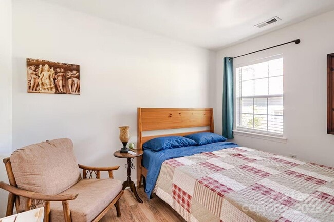 Building Photo - 817 E 17th St