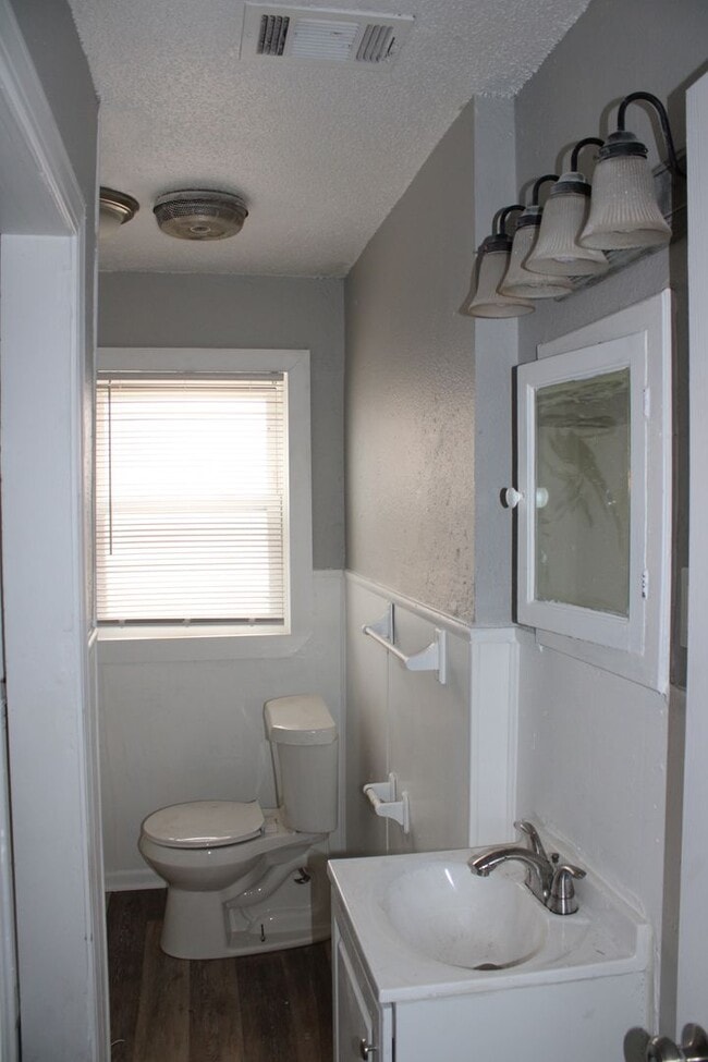 Building Photo - Updated cute and cozy 2bedroom 1 bathroom ...