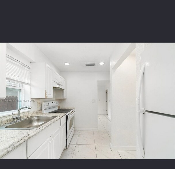 Building Photo - 1040 17th St