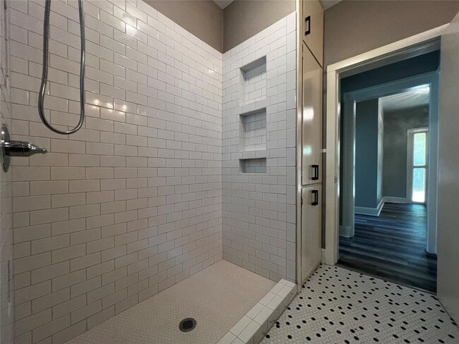 Building Photo - 810 Cecelia St