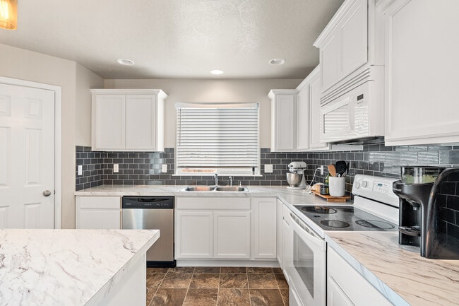 Building Photo - 1101 W Apple Pine St