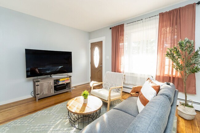 Building Photo - 3 BED · 1.5 BATH · MODERN INDUSTRIAL · AVA...