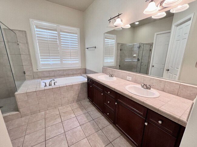 Building Photo - $2,695 Bullard & Hwy 99, 4 Bedroom With So...