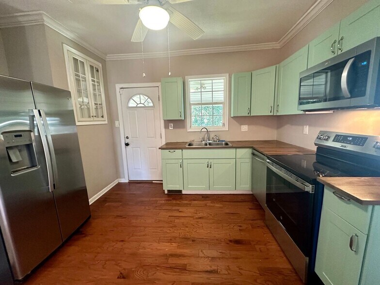 Building Photo - 907 Avenue A