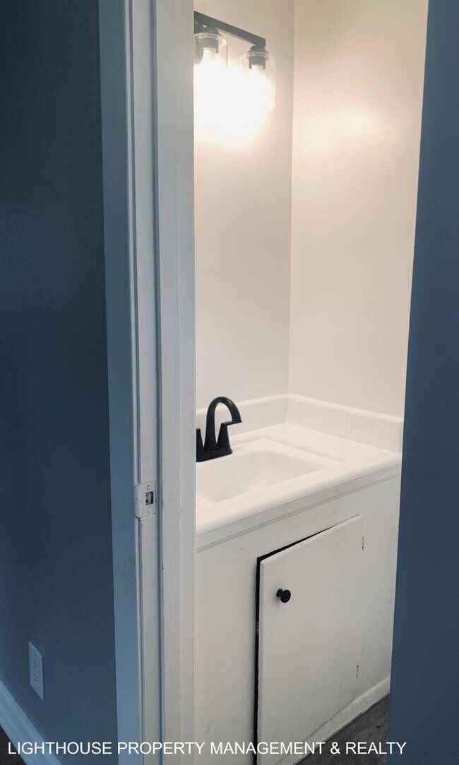 Building Photo - Large 4 Bed/1.5 Home with New Kitchen!