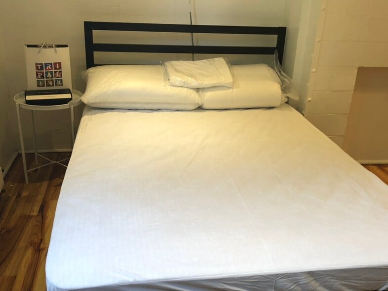 Building Photo - 5818 Hobart St