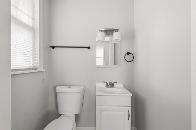 Building Photo - 871 University St