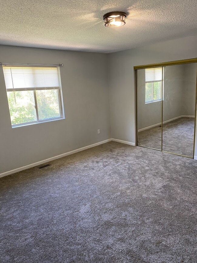 Building Photo - 1104 Fishlock Ave