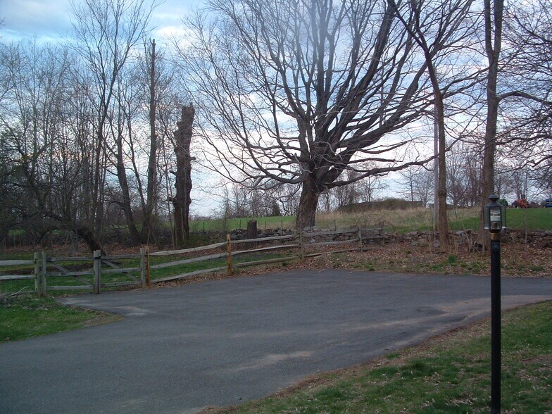 2 parking spots - 49 School St