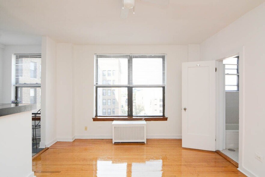 Building Photo - 941 W Carmen Ave