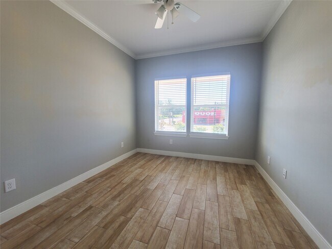 Building Photo - 501 E Davis St