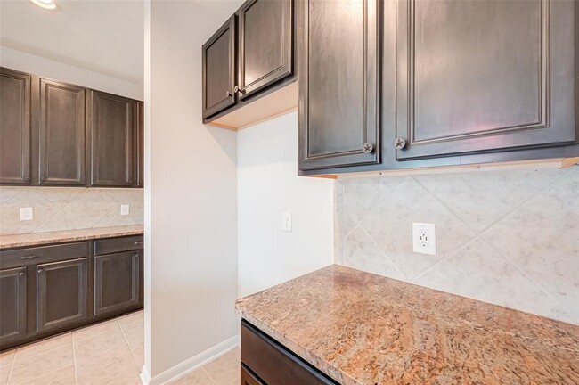 Building Photo - 15910 Copper Oak Ln