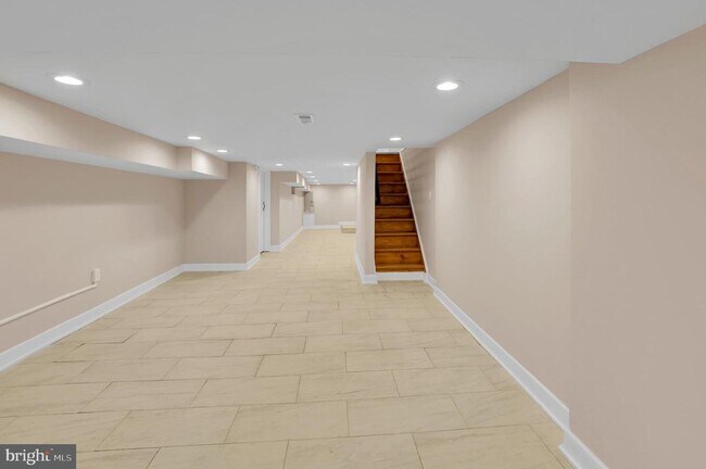 Building Photo - 274 S Alden St