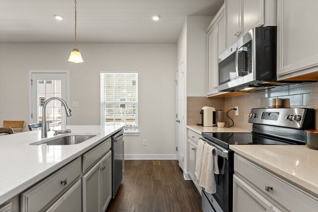 Building Photo - Luxurious three-story townhome with owner's suite and high-end finishes