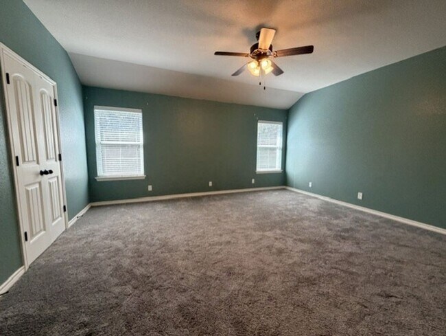 Building Photo - 821 Kendra Dr