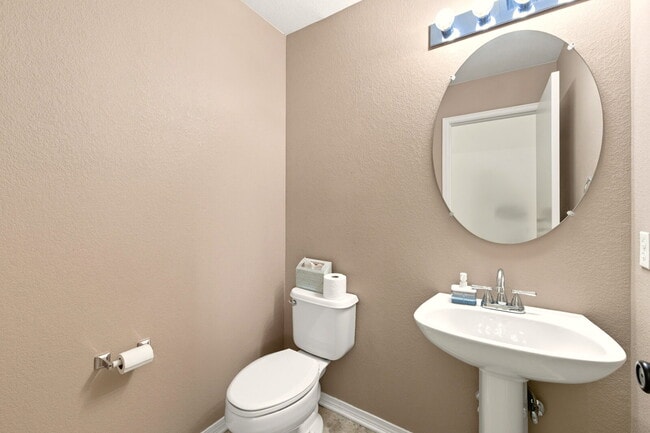 Building Photo - 3 Bed 2.5 Bath Home in Green Valley Ranch!