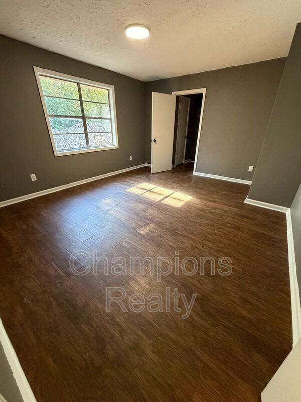 Building Photo - 11 Clausen Dr