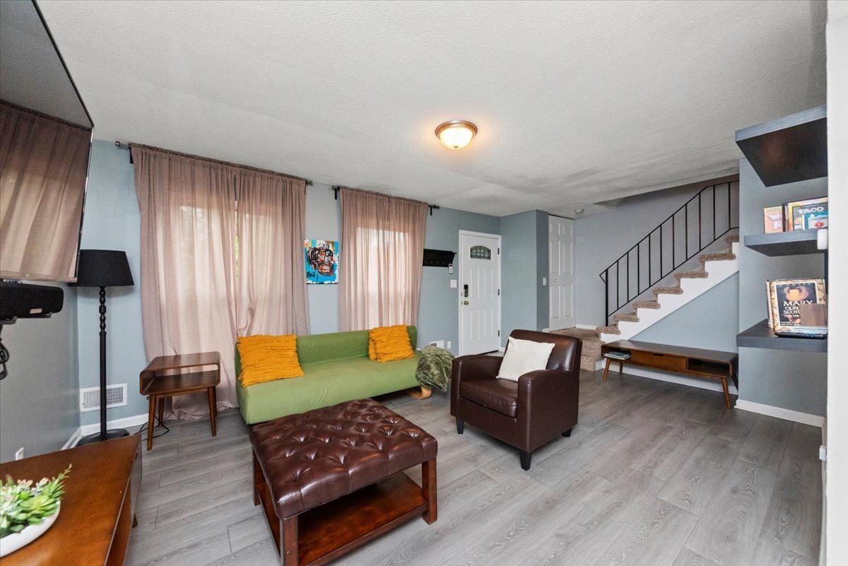 Building Photo - 15 N Fernwood Dr