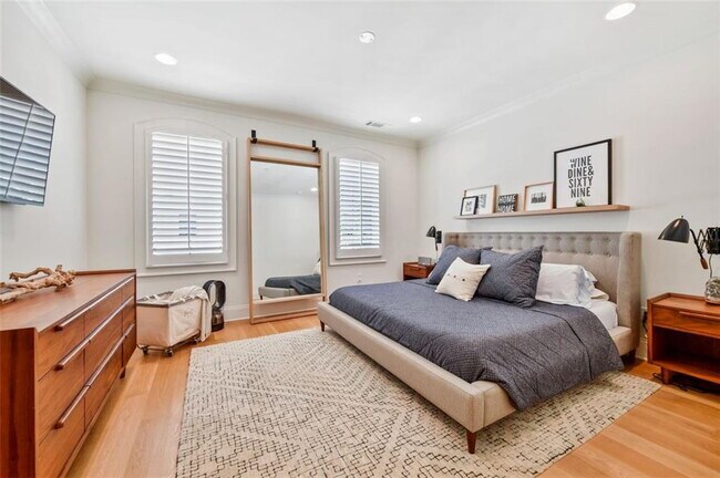 Building Photo - Prime Residence with fabulous amenities in the heart of Buckhead