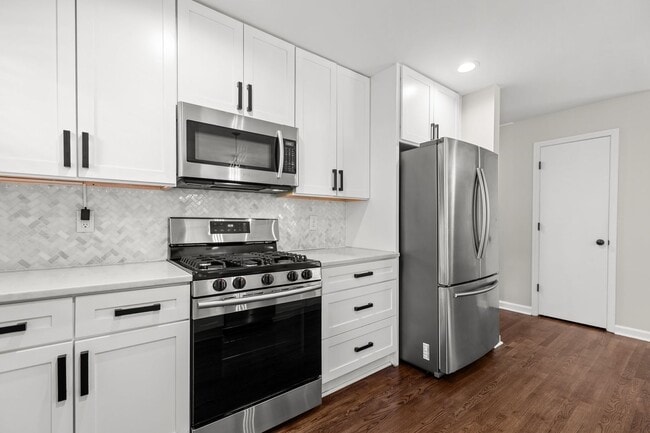 Building Photo - Adorable, Modern 3 Bedroom Ranch near Downtown Raleigh - Gorgeous finishes, open floorplan, updat...