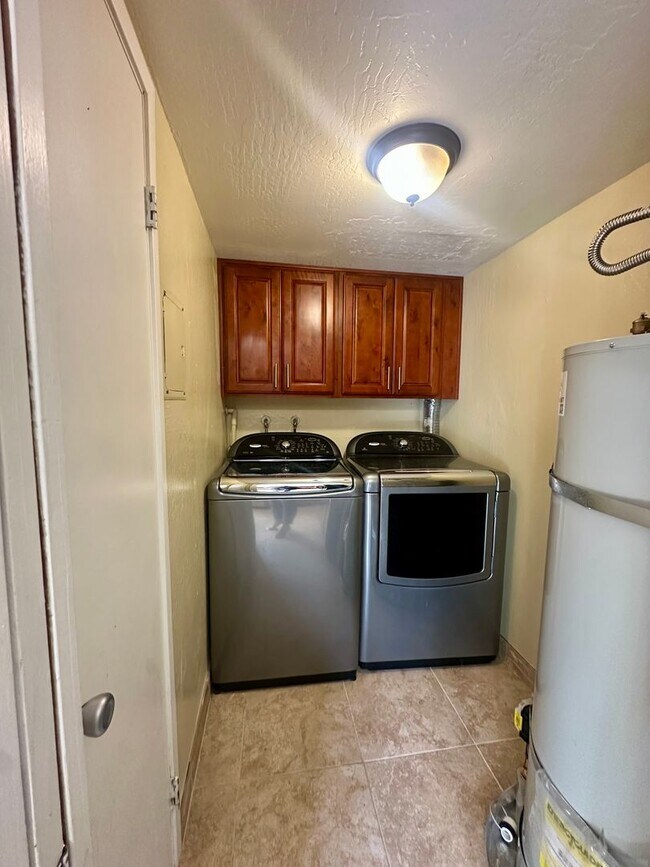 Building Photo - 2 Bed (Both are Master-Suites) and 2.5 Bat...