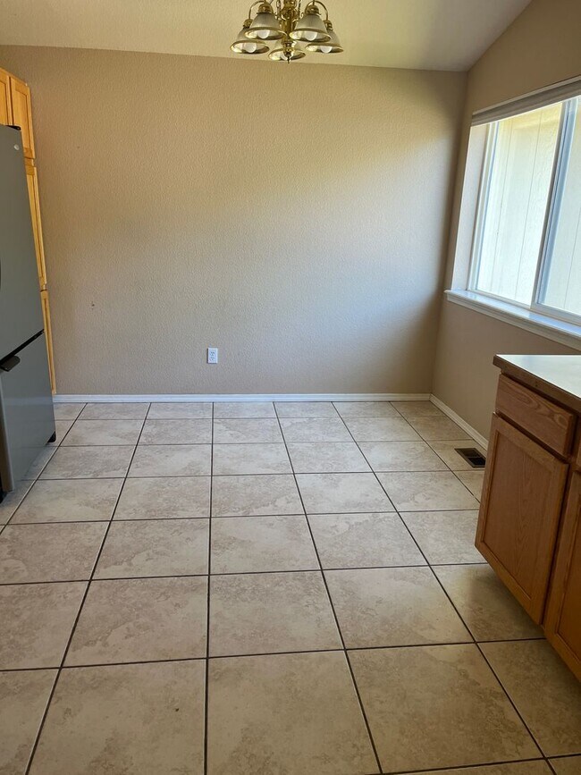 Building Photo - Beautiful 4 bedroom 2 bathroom single family house with Fenced backyard and 3 car garage