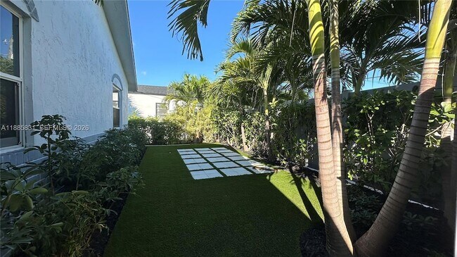 Building Photo - 1109 NE 6th Ave